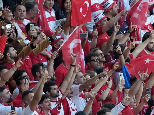 Fans der Türkei zeigen während der Hymnen den "Wolfsgruß"
