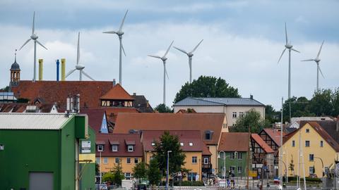 Windräder überragen das Hafenpanorama von Wolgast in Mecklenburg-Vorpommern. 