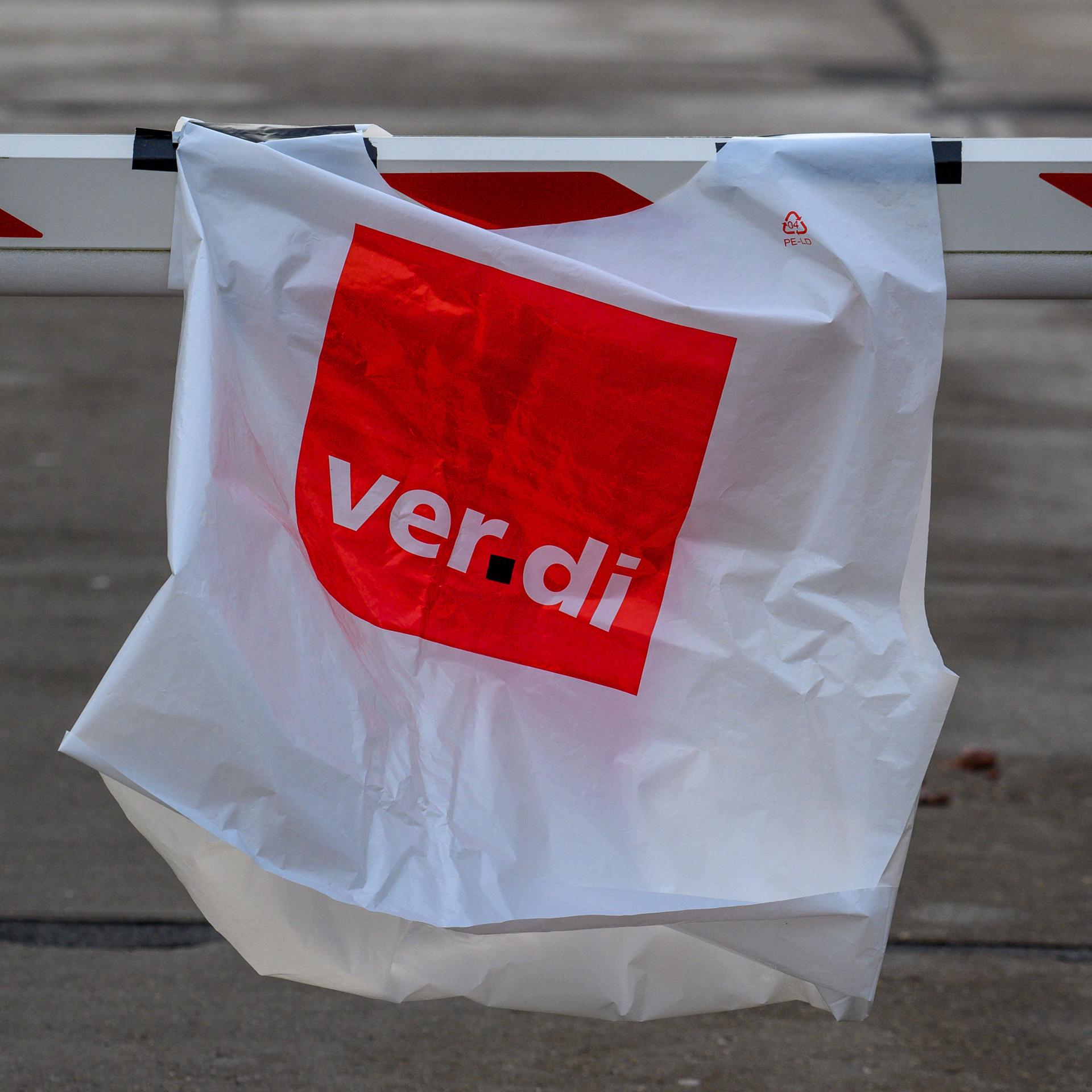 Das Foto zeigt eine Streikweste mit der Aufschrift "Verdi".