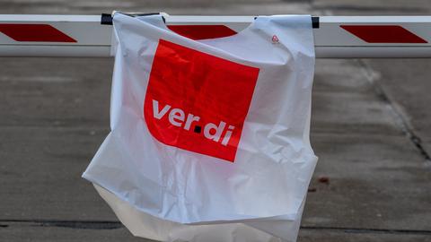 Das Foto zeigt eine Streikweste mit der Aufschrift "Verdi".