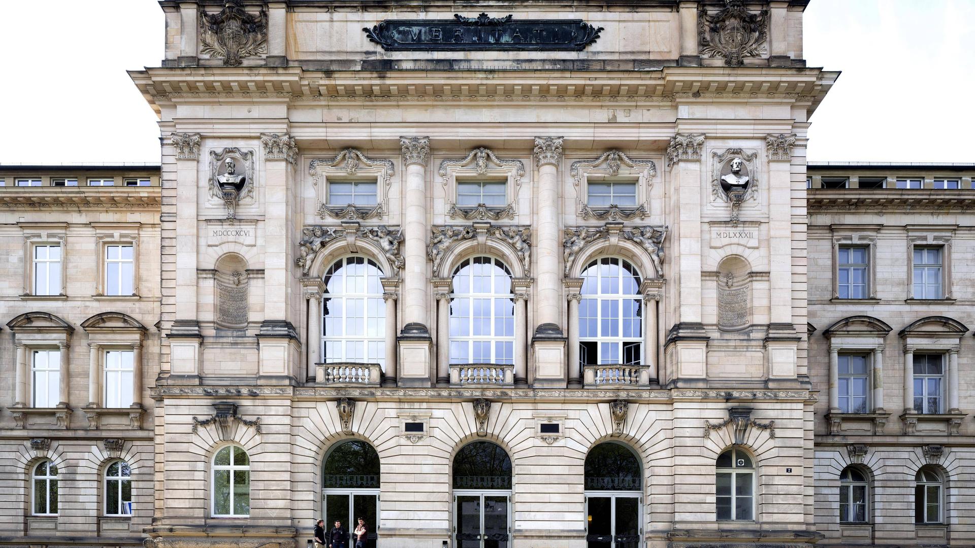Blick auf das Hauptgebäude der Julius Maximilians Universität in Würzburg. Blick auf das Hauptgebäude der Julius Maximilians Universität in Würzburg.