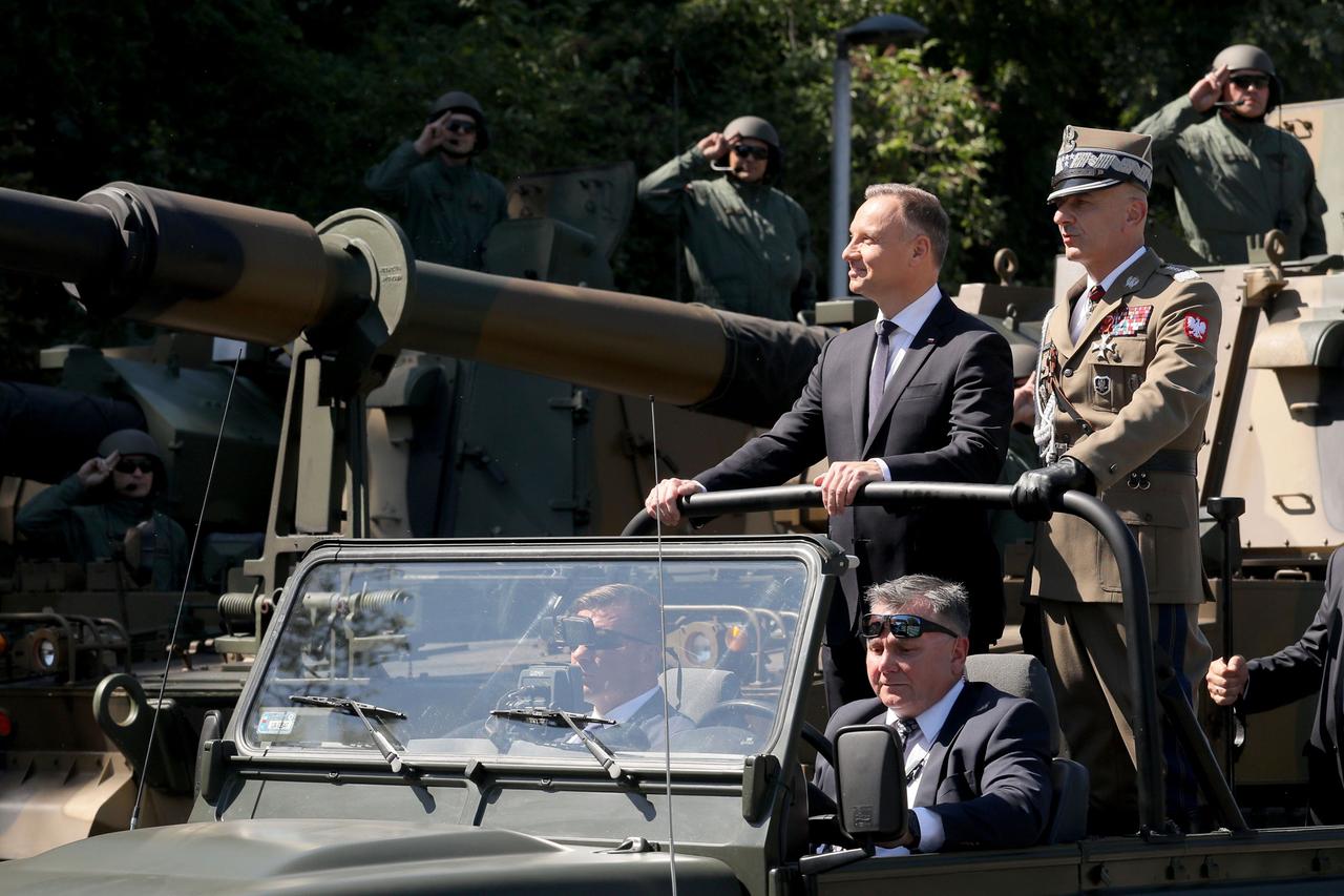 Warschau: Andrzej Duda (2.v.r), Präsident von Polen, und General Rajmund Andrzejczak (r), Generalstabschef von Polen, nehmen an der Militärparade anlässlich des Tages der polnischen Streitkräfte teil.