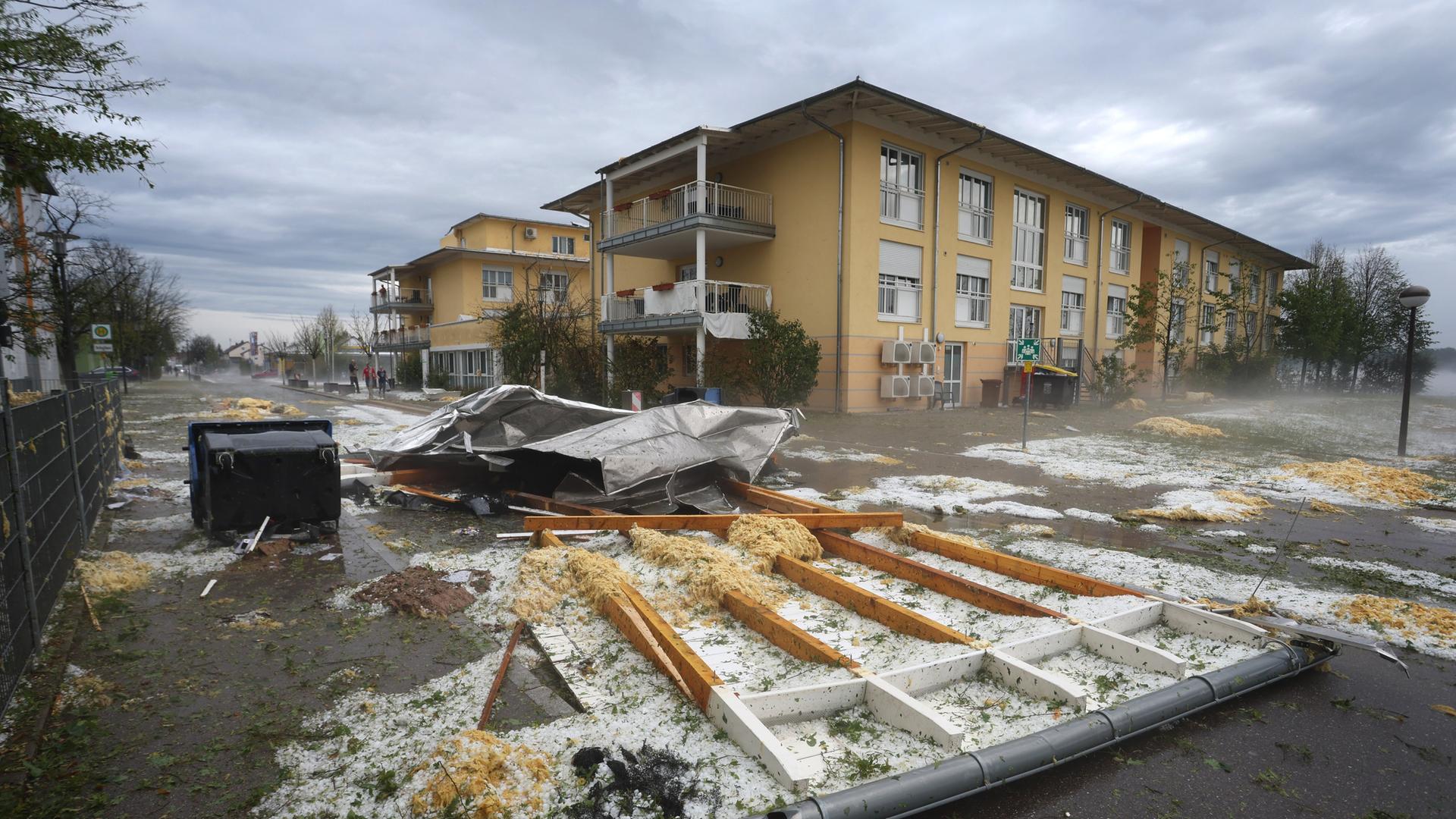Das Foto zeigt ein Haus in der bayerischen Stadt Kissing. Das Dach ist schwer beschädigt. 