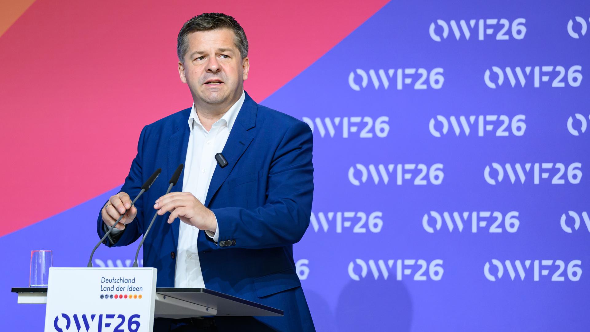 Sven Schulze (CDU), Ministerpräsident von Sachsen-Anhalt, spricht am zweiten Tag des Ostdeutschen Wirtschaftsforums in Bad Saarow.