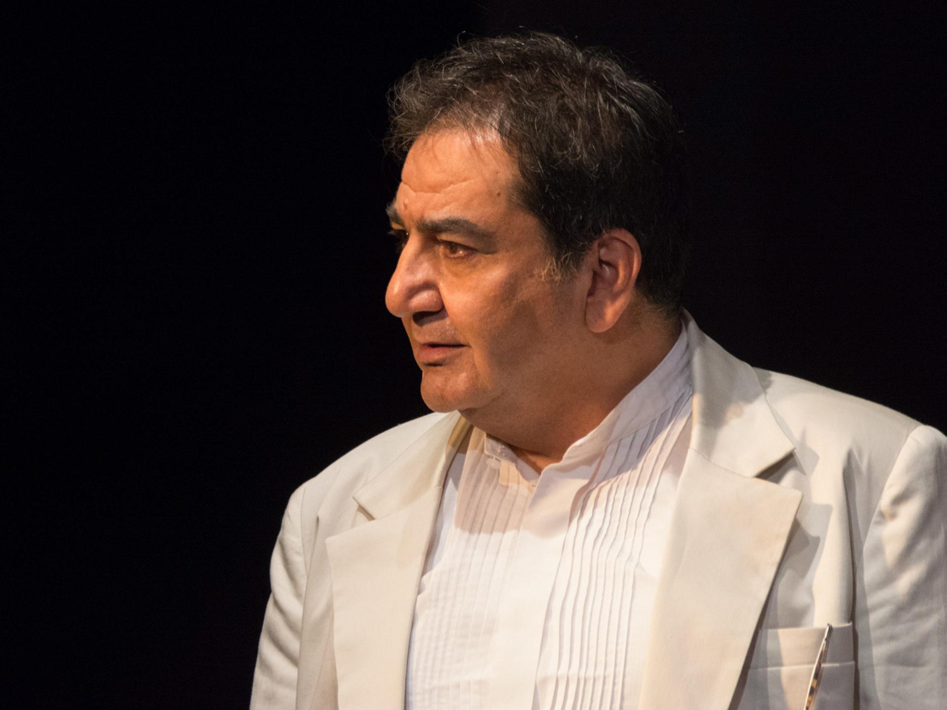 Der Schauspieler und Regisseur Mohammad-Ali Behboudi von der Seite in einer Rolle als Nathan der Weise 