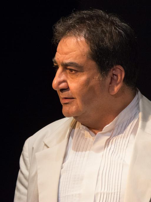 Der Schauspieler und Regisseur Mohammad-Ali Behboudi von der Seite in einer Rolle als Nathan der Weise Der Schauspieler und Regisseur Mohammad-Ali Behboudi von der Seite in einer Rolle als Nathan der Weise