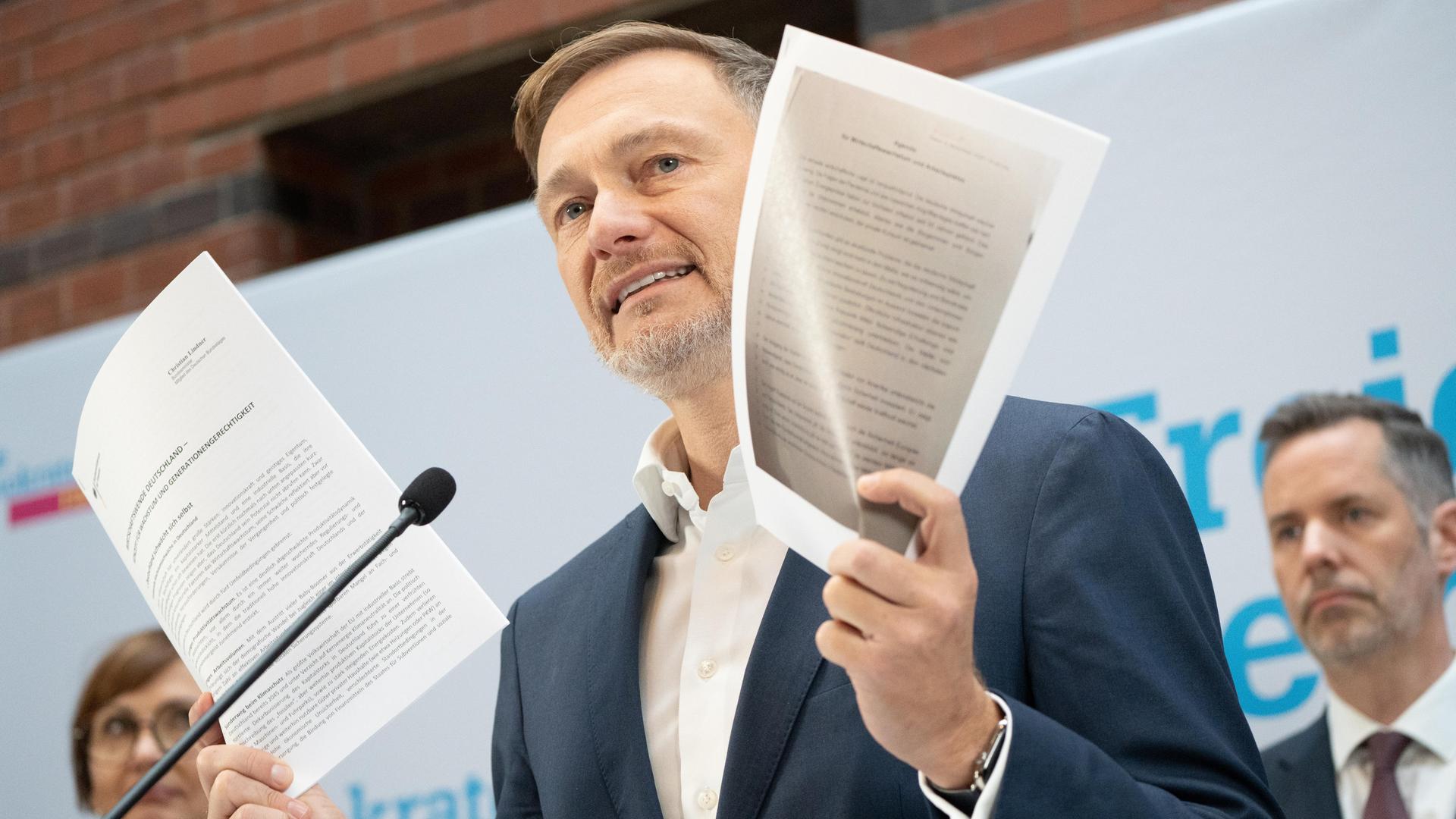 Tag nach Bruch der Ampel-Regierung - FDP-Parteivorsitzender und scheidender Bundesfinanzminister Christian Lindner gibt am Tag nach dem Koalitionsbruch ein Statement ab