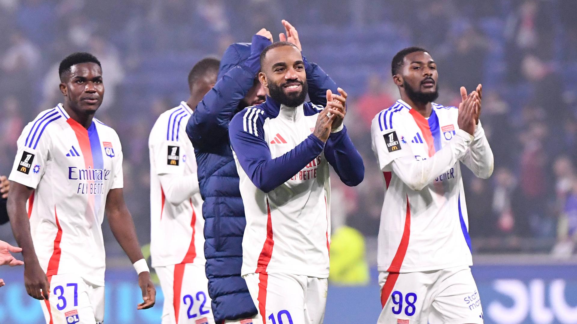 Alexandre Lacazette und seine Teamkollegen klatschten nach dem Spiel der Ligue 1 zwischen Olympique Lyonnais und Saint-Etienne im Groupama Stadium Beifall.