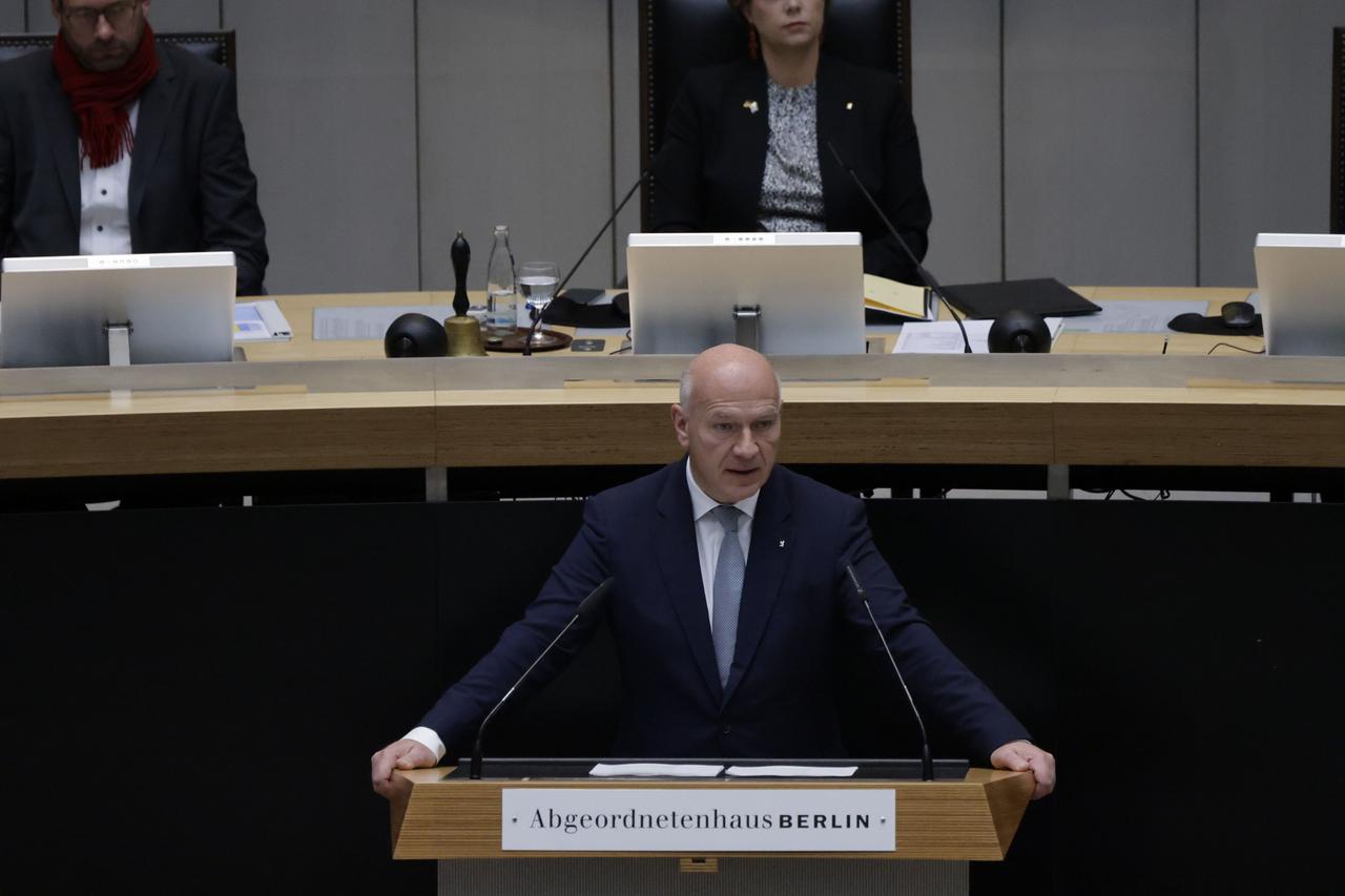 Berlin: Kai Wegner (CDU), Regierender Bürgermeister von Berlin, hält eine  Regierungserklärung im Berliner Abgeordnetenhaus zu der angespannten Lage nach dem Terroranschlag der Hamas auf Israel. 