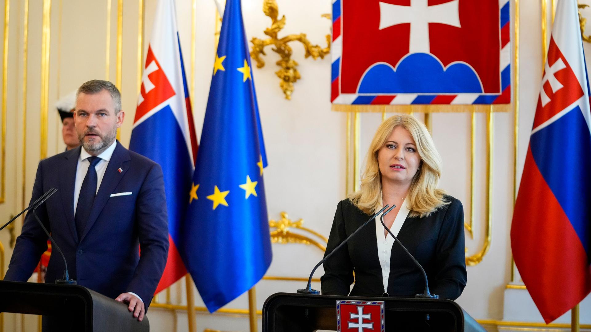 Slowakei, Bratislava: Die amtierende slowakische Präsidentin Zuzana Caputova (r) und der designierte slowakische Präsident Peter Pellegrini geben im Präsidentenpalast eine gemeinsame Presseerklärung ab.
