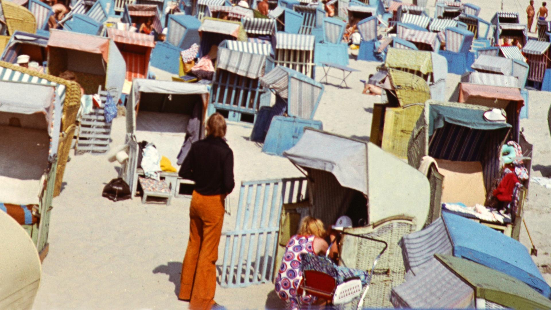 Die Nordseeküste, viele eng gestellte Strandkörbe, ca. 1970.