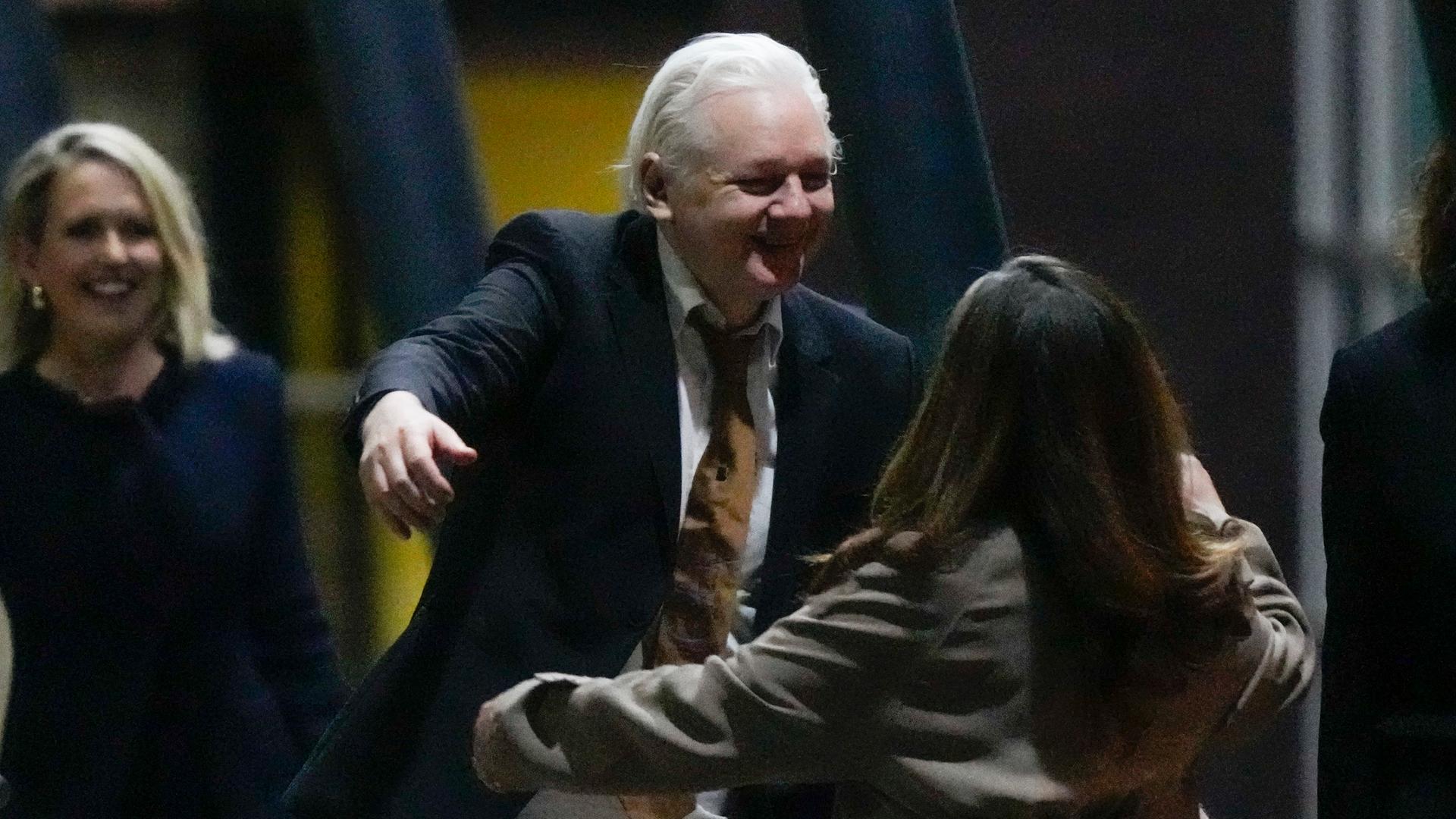 WikiLeaks-Gründer Julian Assange nimmt seine Frau Stella am Flughafen in Canberra in die Arme. 