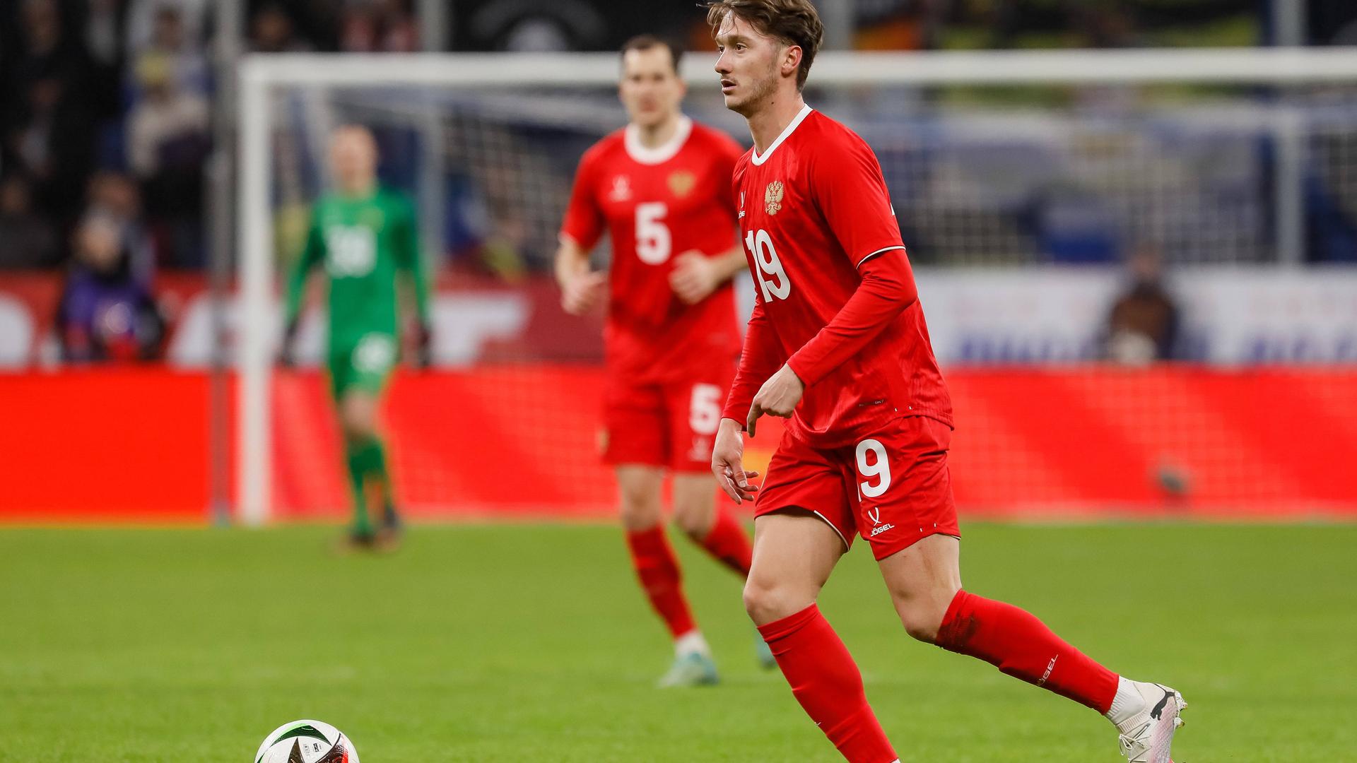 Der russische Fußball-Nationalspieler Anton Miranchuk in Aktion beim Freundschaftsspiel gegen Serbien in Moskau. Der russische Fußball-Nationalspieler Anton Miranchuk in Aktion beim Freundschaftsspiel gegen Serbien in Moskau.