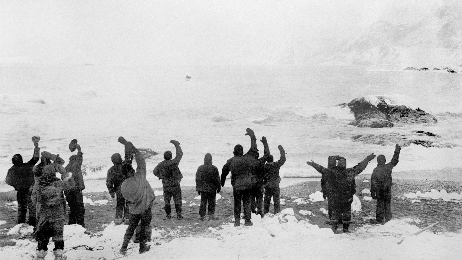 Der Moment als auf Elephant Island die Rettung kam. Die Expeditionsmitglieder stehen auf dem Eis und winken. Der Moment als auf Elephant Island die Rettung kam. Die Expeditionsmitglieder stehen auf dem Eis und winken.