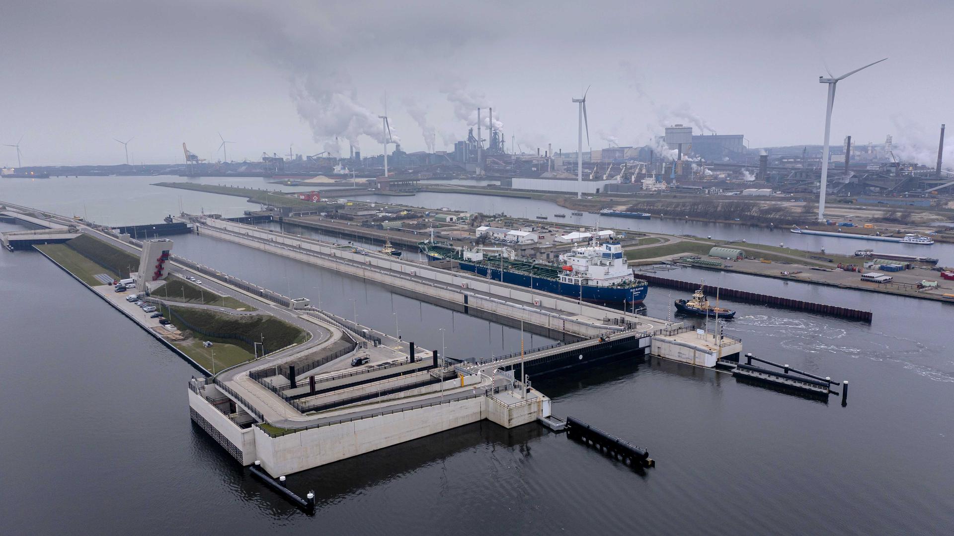 Die Drohnenaufnahme zeigt die Schleusenmauern und -tore im Hafengebiet von IJmuiden