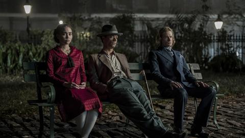 Die drei Hauptdarsteller der Serie "Interview with the Vampire" sitzen nebeneinander auf einer Parkbank: Eine junge, afroamerikanische Frau, ein afroamerikanischer Mann und ein hellhaariger Mann. Es sind die drei Hauptdarsteller Bailey Bass, Jacob Anderson und Sam Reid.