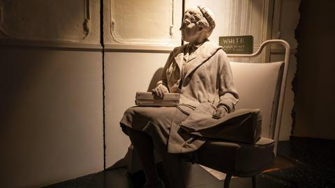 Skulptur von Rosa Parks, die in einem Bus sitzt, der nur für Weiße vorgesehen ist