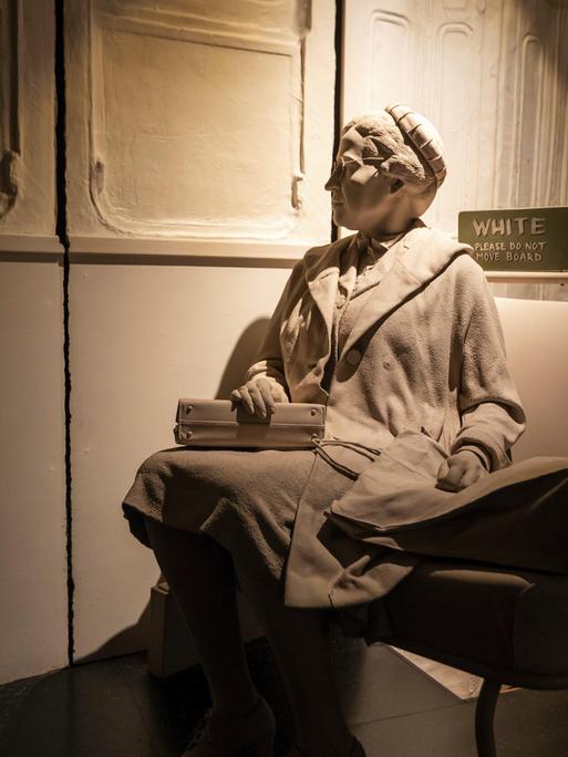 Skulptur von Rosa Parks, die in einem Bus sitzt, der nur für Weiße vorgesehen ist