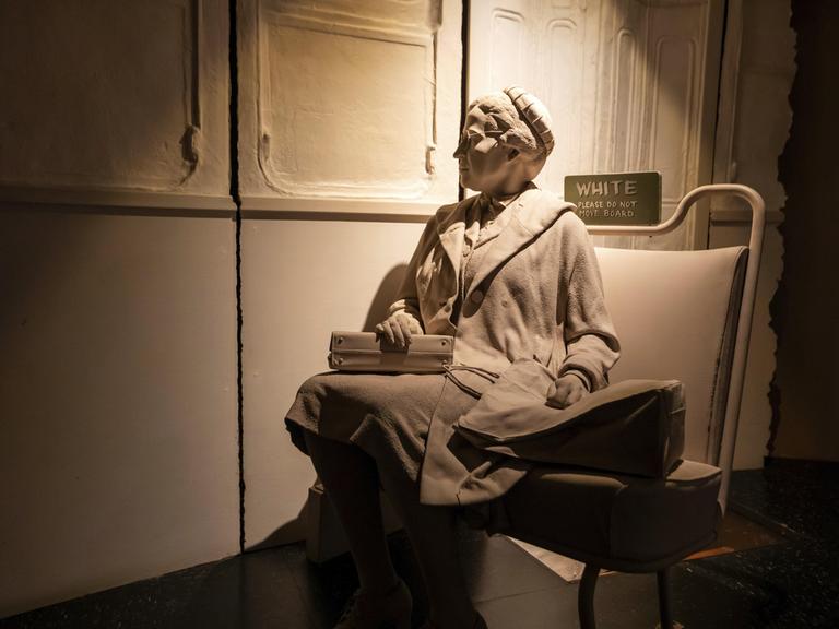Skulptur von Rosa Parks, die in einem Bus sitzt, der nur für Weiße vorgesehen ist
