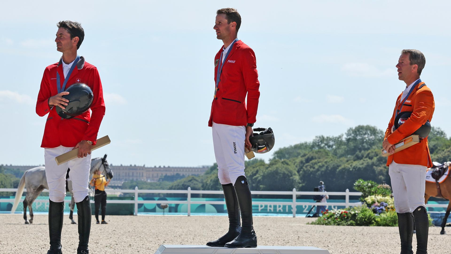 Siegerehrung im Springreiten bei den Olympischen Spielen in Paris: Gold für Christian Kukuk (BRD), Steve Guerdat (SUI) und Bronze für Maikel van der Vleuten (NED) 