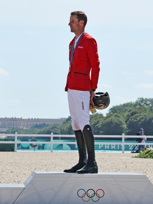 Siegerehrung im Springreiten bei den Olympischen Spielen in Paris: Gold für Christian Kukuk (BRD), Steve Guerdat (SUI) und Bronze für Maikel van der Vleuten (NED) 