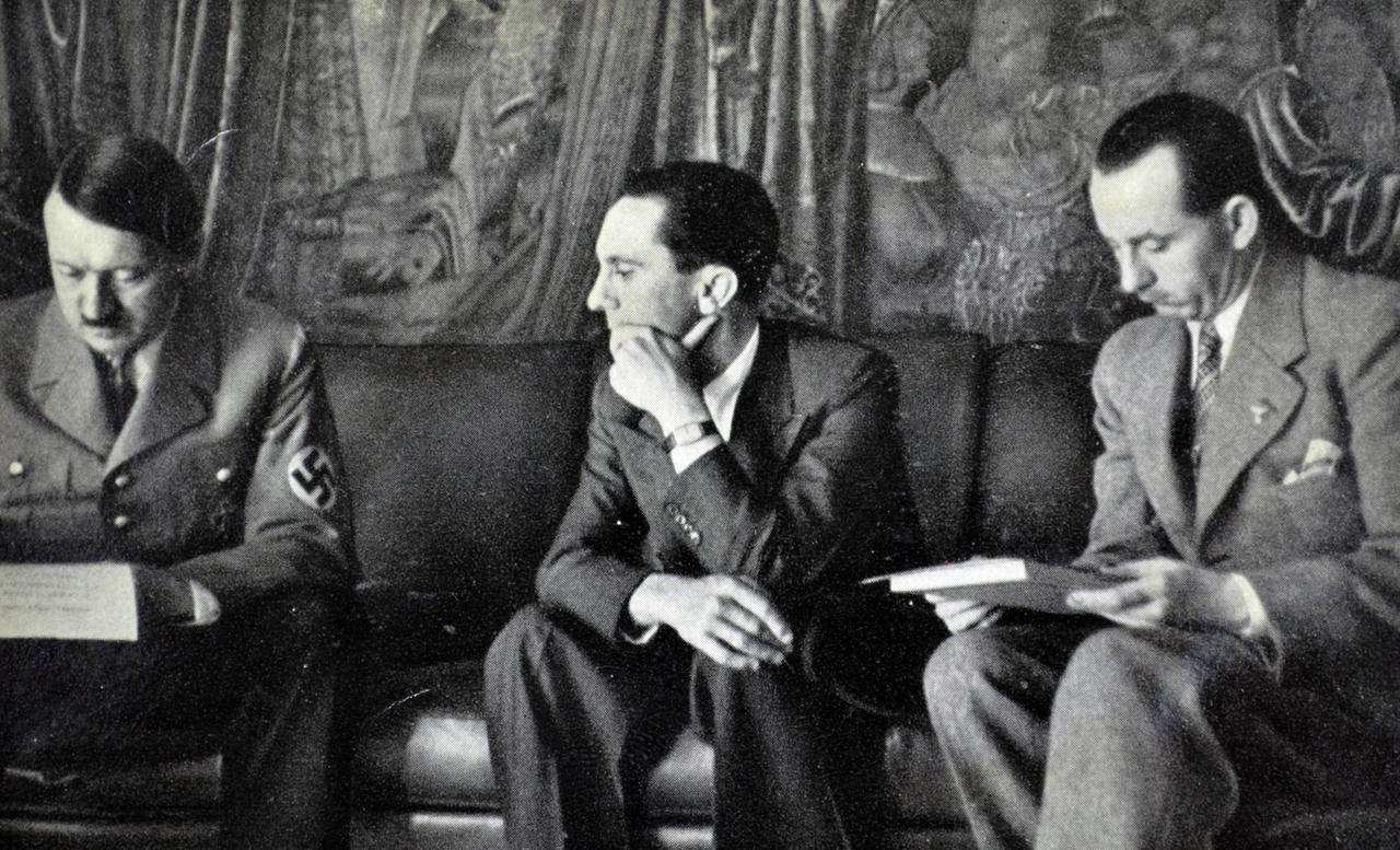 Adolf Hitler, Joseph Goebbels und Otto Dietrich bei einer Besprechung.