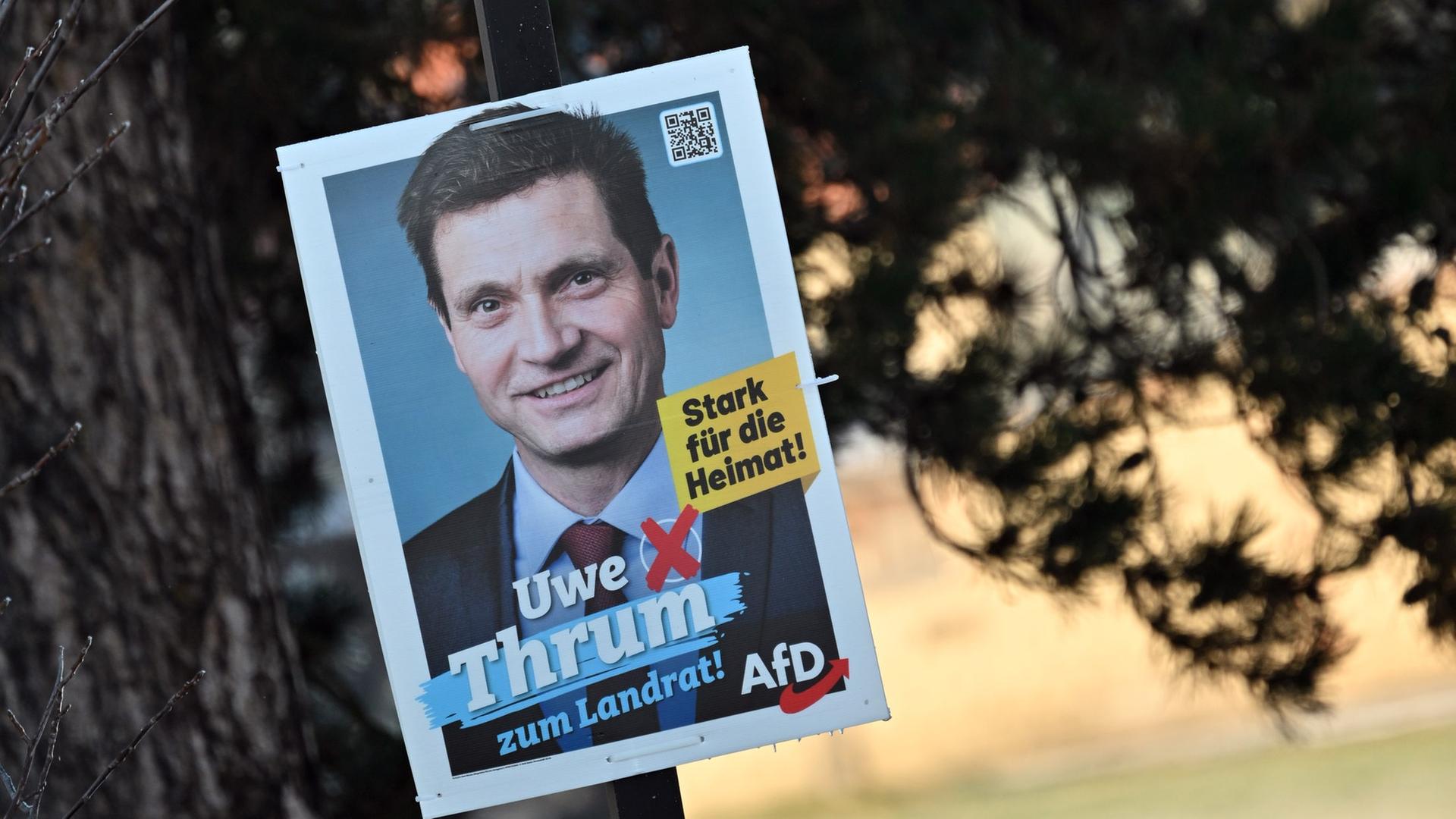 Ein Wahlplakat des AfD-Landtagsabgeordneten Uwe Thrum hängt vor der Landratswahl im Saale-Orla-Kreis am 14. Januar am Straßenrand.