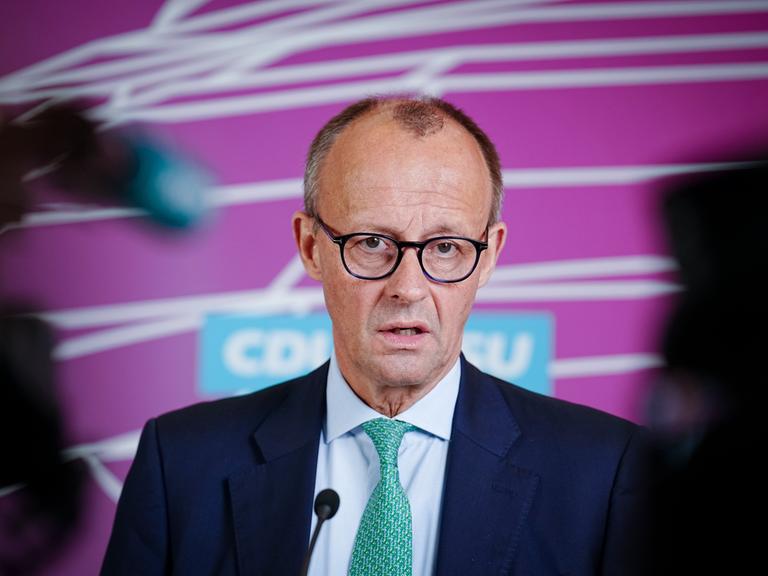 Friedrich Merz (CDU), CDU-Bundesvorsitzender und Unionsfraktionsvorsitzender im Bundestag, gibt ein Pressestatement zu Beginn der Fraktionssitzung von CDU/CSUÂ ab.