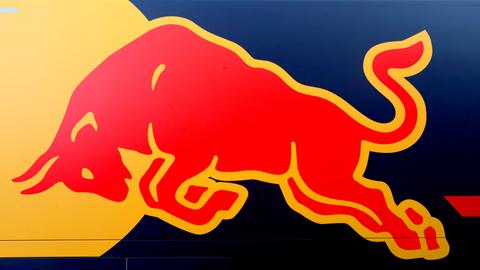 Das Red-Bull-Logo prangt auf einem Sportwagen