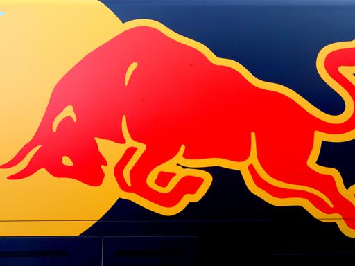 Das Red-Bull-Logo prangt auf einem Sportwagen