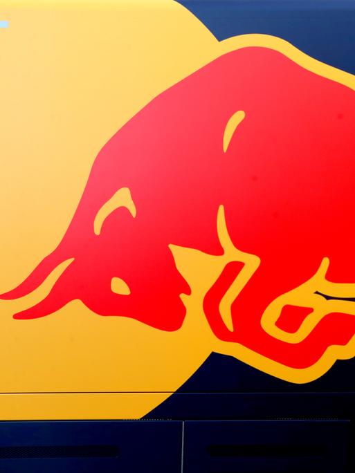 Das Red-Bull-Logo prangt auf einem Sportwagen