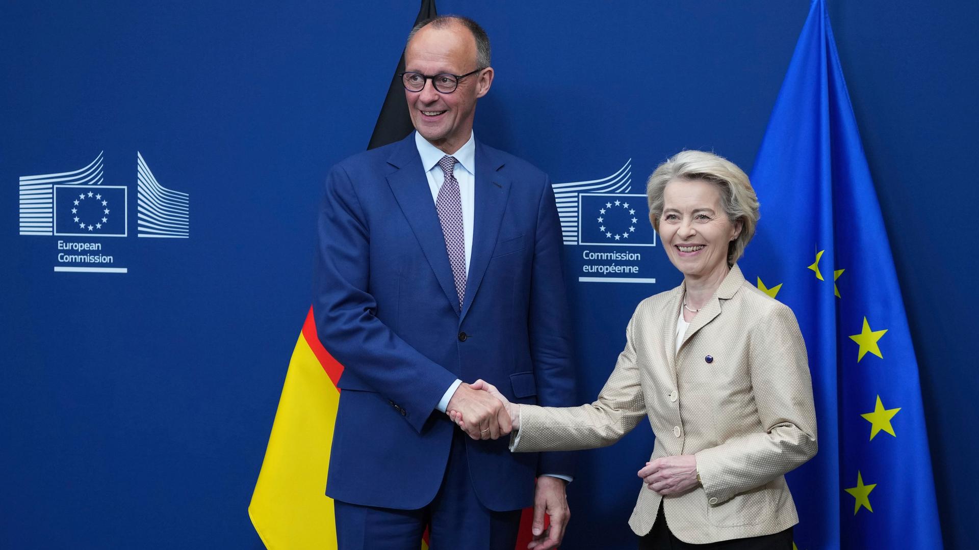 Eine Frau und ein Mann geben sich die Hand.