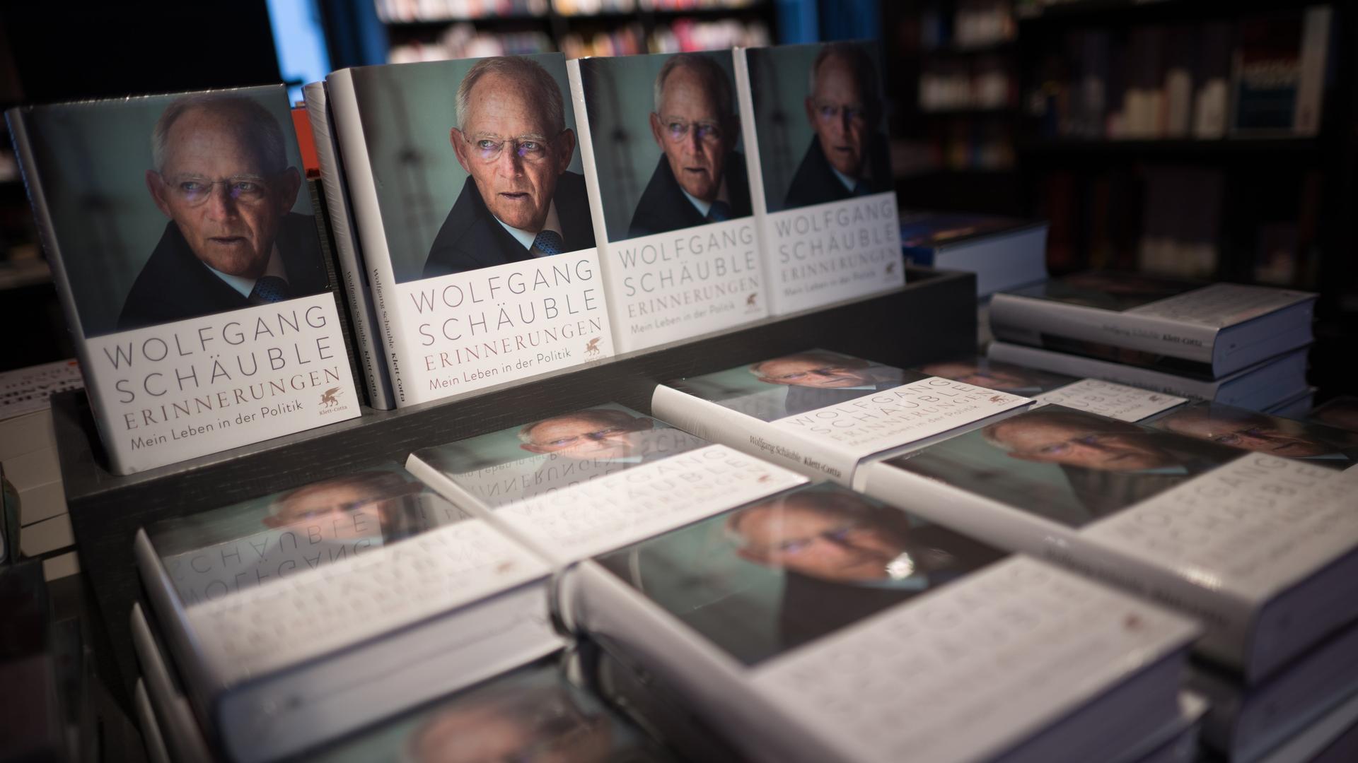 Ausgaben des Buches "Erinnerungen" des verstorbenen Politikers Wolfgang Schäuble stehen in einer Buchhandlung.
