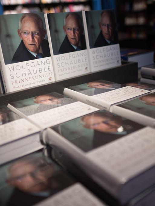 Ausgaben des Buches "Erinnerungen" des verstorbenen Politikers Wolfgang Schäuble stehen in einer Buchhandlung.
