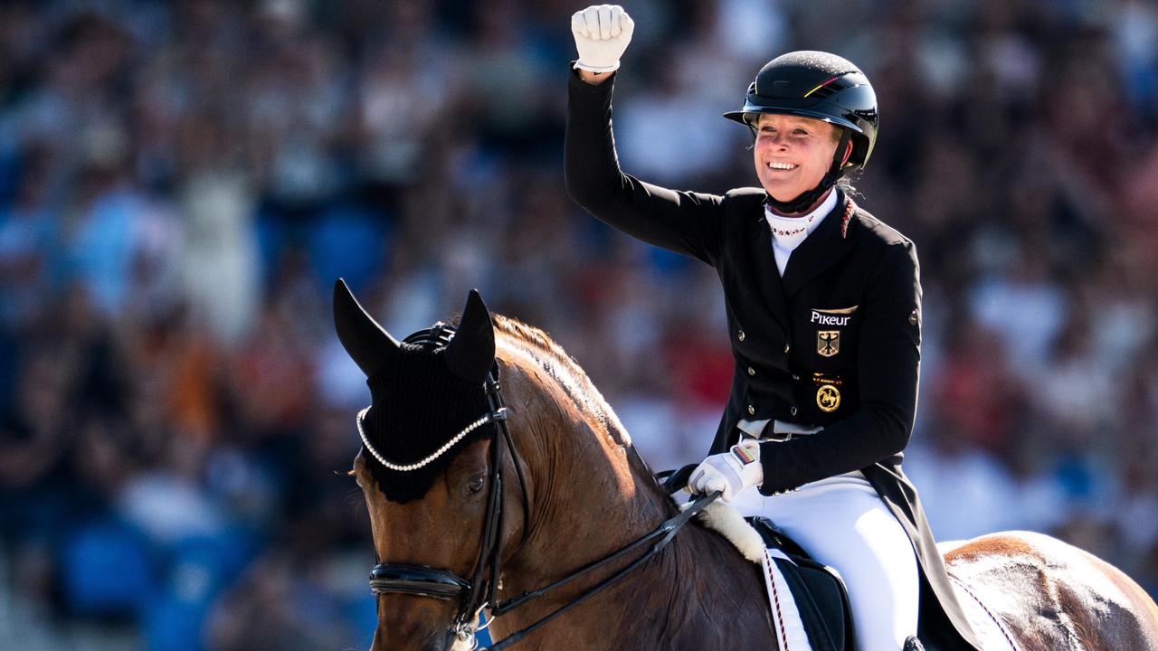 Die deutsche Dressurreiterin Katharina Hemmer jubelt über ihre Bronzemedaille.