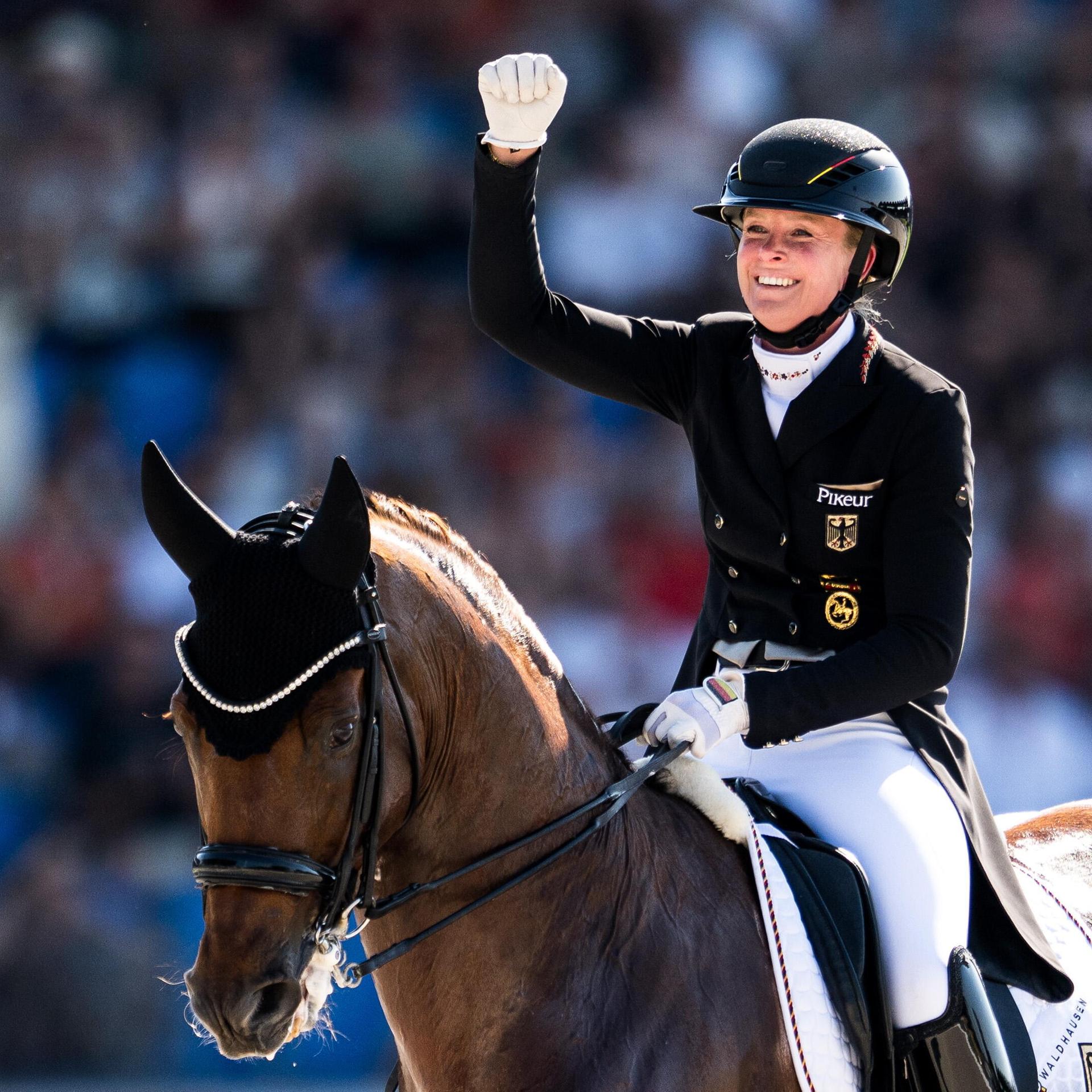 Die deutsche Dressurreiterin Katharina Hemmer jubelt über ihre Bronzemedaille.