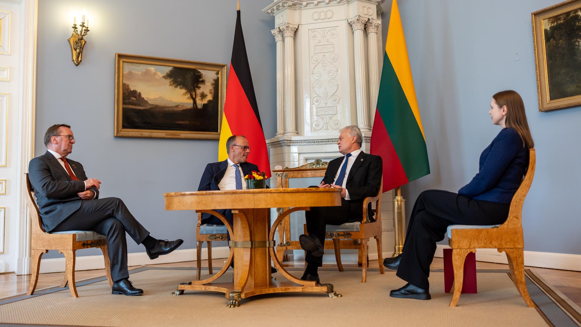 Bundeskanzler Friedrich Merz (2.v.l.) sitzt neben Gitanas Nauseda (2.v.r.), Präsident von Litauen, Boris Pistorius, Verteidigungsminister, und Dovile Sakaliene, Verteidigungsministerin von Litauen, bei einem bilateralen Gespräch im Präsidentenpalast. Bundeskanzler Friedrich Merz (2.v.l.) sitzt neben Gitanas Nauseda (2.v.r.), Präsident von Litauen, Boris Pistorius, Verteidigungsminister, und Dovile Sakaliene, Verteidigungsministerin von Litauen, bei einem bilateralen Gespräch im Präsidentenpalast.