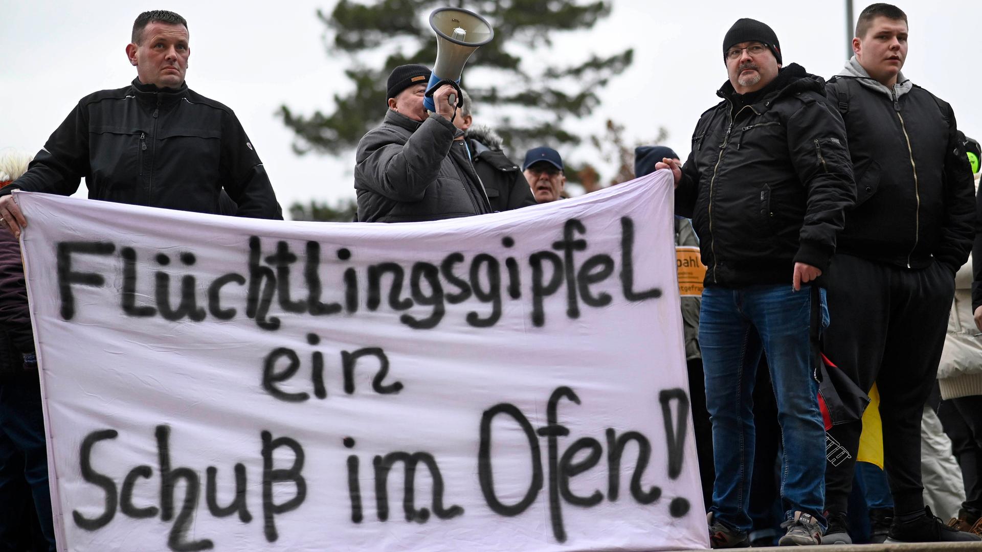 Vor der Malzfabrik Grevesmühlen protestieren Teilnehmer einer Demonstration während einer Sitzung des Kreistages Nordwestmecklenburg gegen die geplante Flüchtlingsunterkunft in Upahl.
