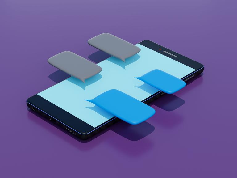 Illustration: Ein Smartphone mit vier schwebenden Sprechblasen über dem Display.