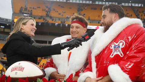 Netflix-Reporterin Stacey Dales interviewt die Football-Stars Patrick Mahomes und Travis Kelce (v.l.) von den Kansas City Chiefs.