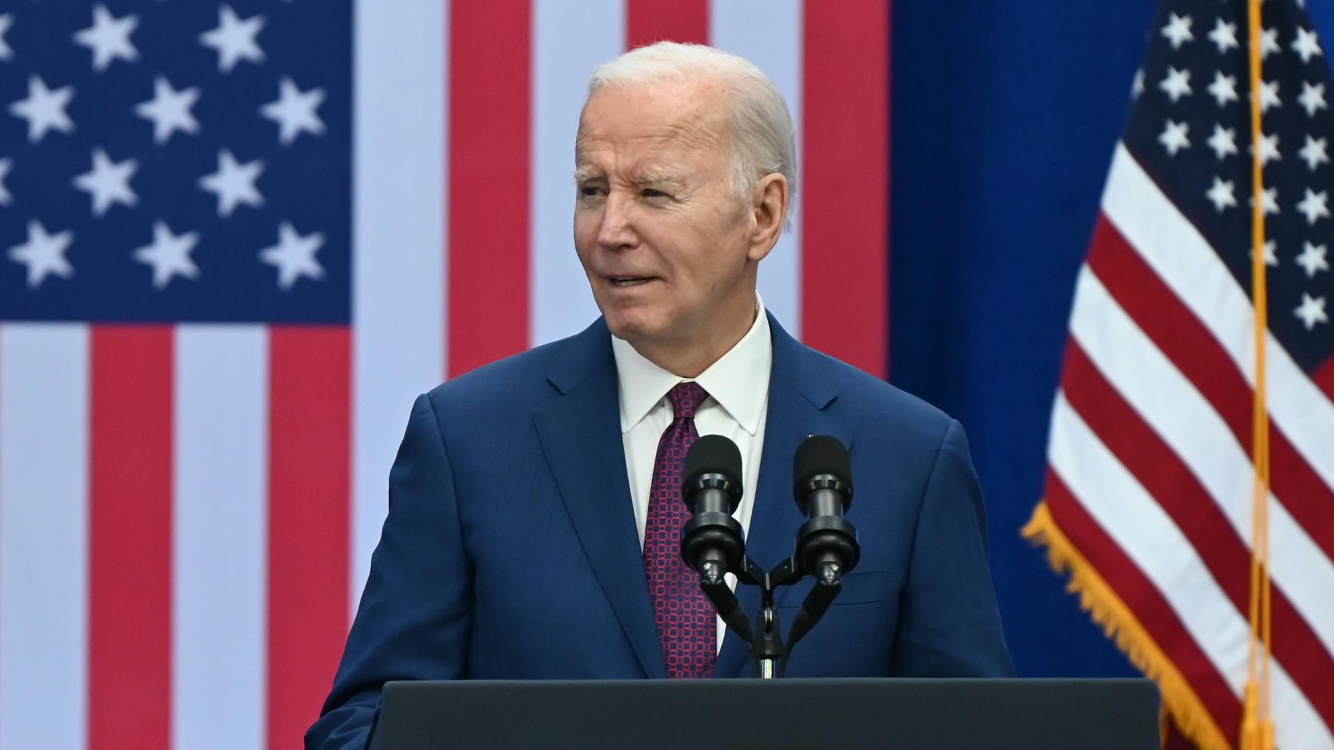 US-Präsident Biden steht an einem Rednerpult. US-Präsident Biden steht an einem Rednerpult.