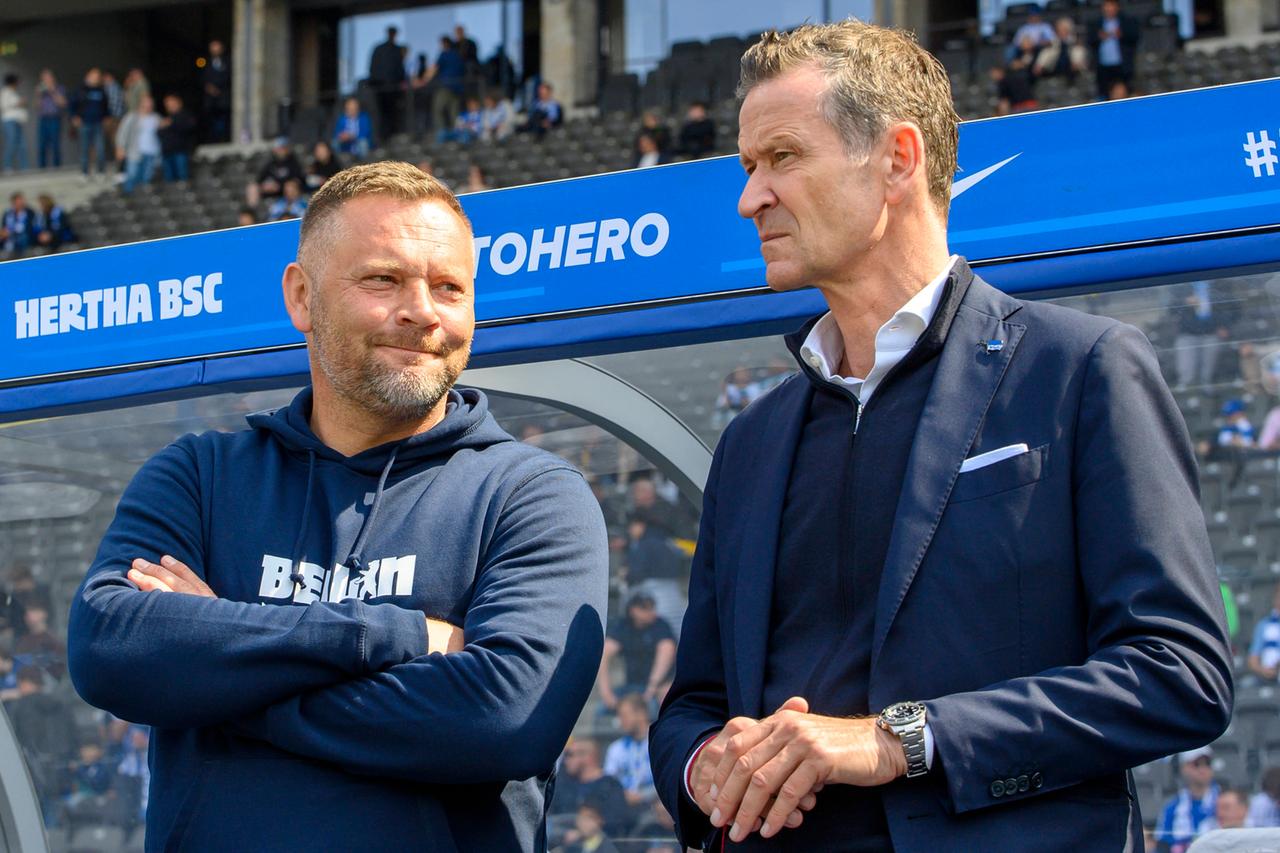 Thomas Herrich (r.), Geschäftsführer des Berliner Fußballvereins Hertha BSC, steht an der Seite von Cheftrainer Pal Dardai.