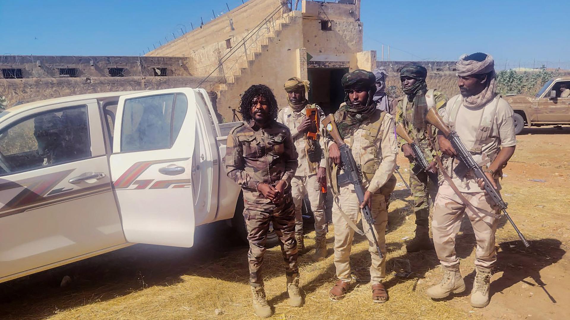 Sechs RSF-Kämpfer stehen neben einem Auto in der sudanesischen Stadt Al Faschir. Die Männer tragen Waffen. Sechs RSF-Kämpfer stehen neben einem Auto in der sudanesischen Stadt Al Faschir. Die Männer tragen Waffen.