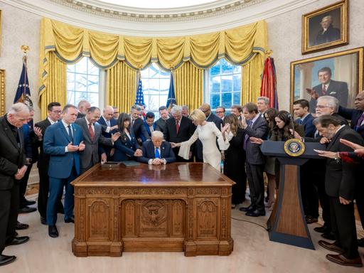 Donald Trump betet mit einer großen Gruppe evangelikaler Christen im Oval Office.