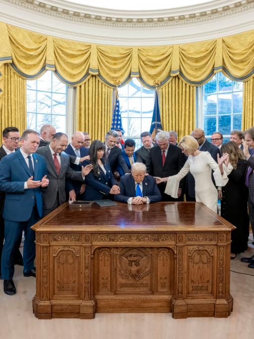 Donald Trump betet mit einer großen Gruppe evangelikaler Christen im Oval Office. Donald Trump betet mit einer großen Gruppe evangelikaler Christen im Oval Office.