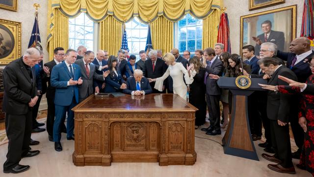 Donald Trump betet mit einer großen Gruppe evangelikaler Christen im Oval Office.