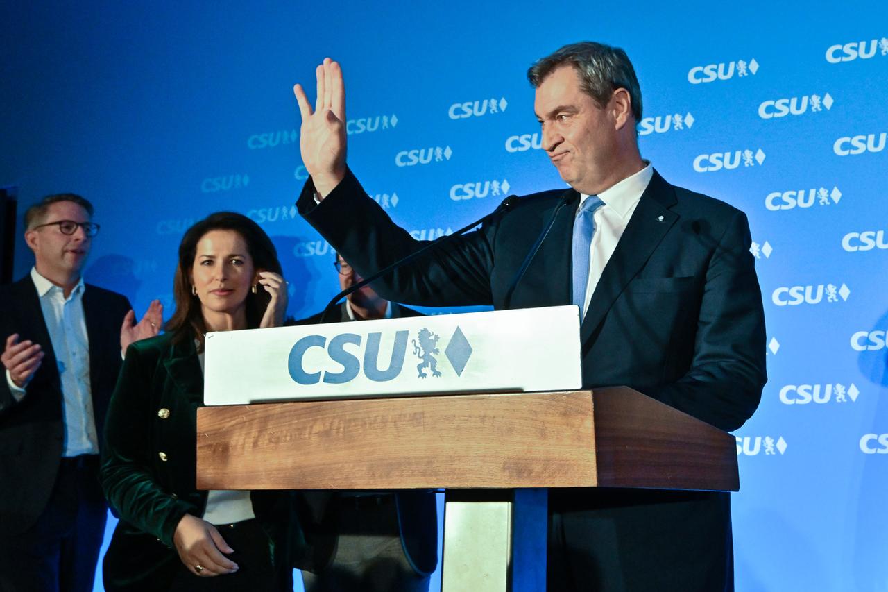Markus Söder(m), CSU-Spitzenkandidat und Ministerpräsident von Bayern, spricht nach der Bekanntgabe der ersten Prognose zur Landtagswahl in Bayern zu den Anhängern.