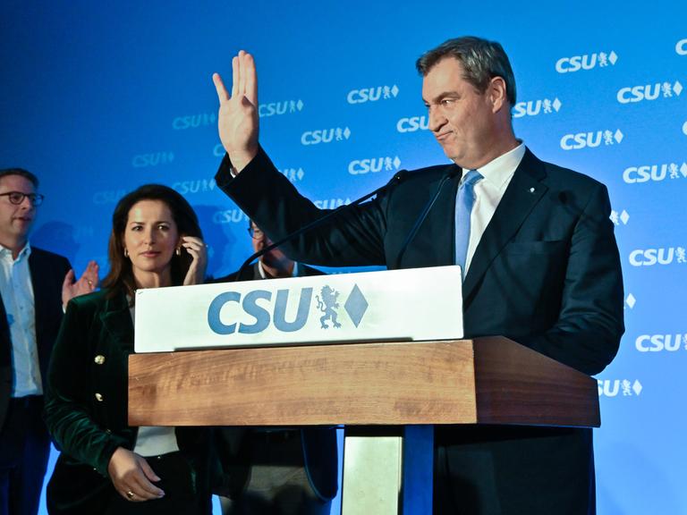 Markus Söder(m), CSU-Spitzenkandidat und Ministerpräsident von Bayern, spricht nach der Bekanntgabe der ersten Prognose zur Landtagswahl in Bayern zu den Anhängern.