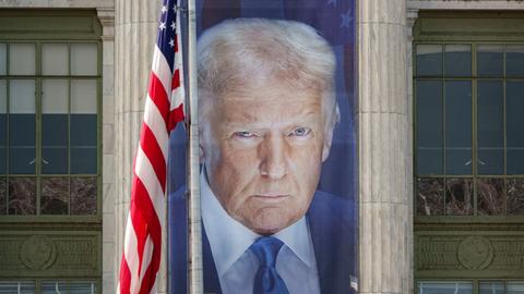 Ein Banner, das Donald Trump zeigt, am U.S. Department of Agriculture (USDA) in Washington, D.C.