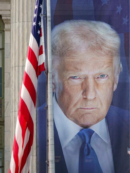 Ein Banner, das Donald Trump zeigt, am U.S. Department of Agriculture (USDA) in Washington, D.C.